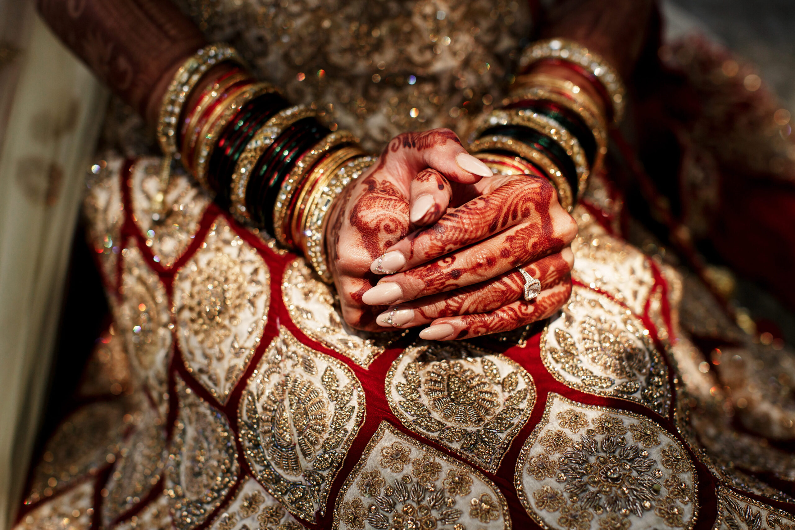 beautiful-mehndi-patterns-cover-bride-s-fingers-which-she-holds