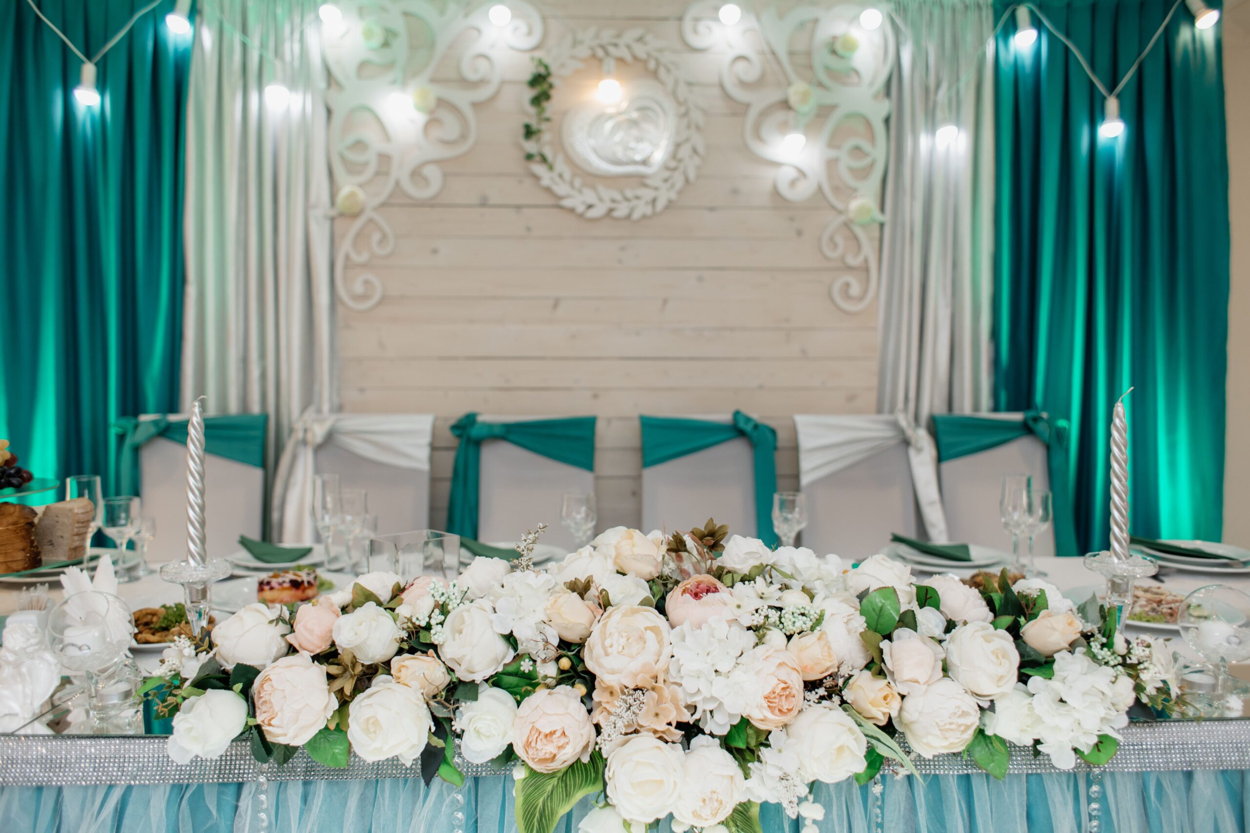 wedding-table-groom-bride-decorated-with-floral-composition-made-white-roses-aquamarine-tones